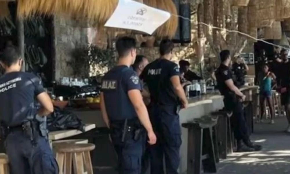 Ρόδος: Οριστικό λουκέτο στο beach bar με τις ξαπλώστρες μέσα στη θάλασσα